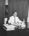 No seu gabinete de trabalho, década de 1960.